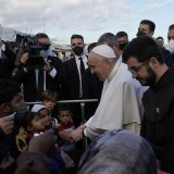 Le pape François a de nouveau rendu visite à un camp de réfugiés sur l'île des Lesbos.
